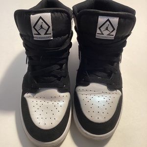 Jordan 1 Mid SE Diamond Sz. 5.5y (Women’s 7)